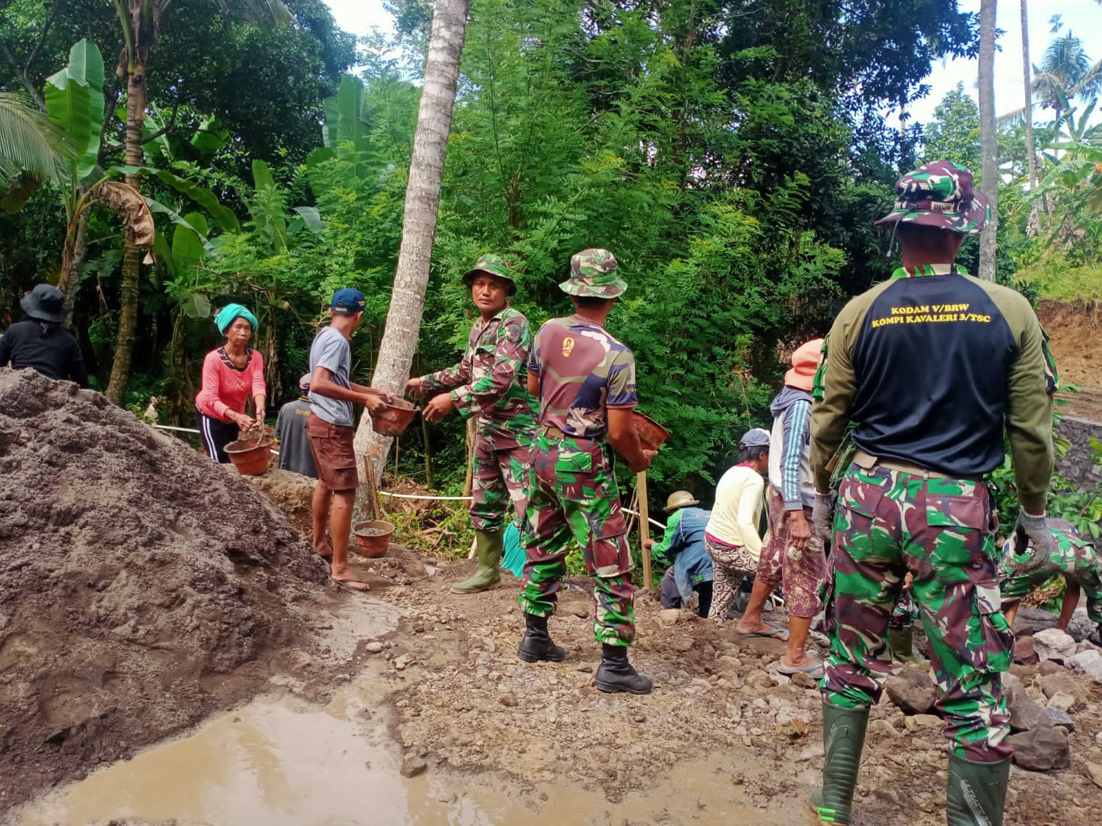 Warga Bercucuran Keringat Di Hadapan TNI