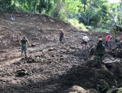 Lebih dari seratus personel terlatih melakukan serangan terhadap permukiman penduduk