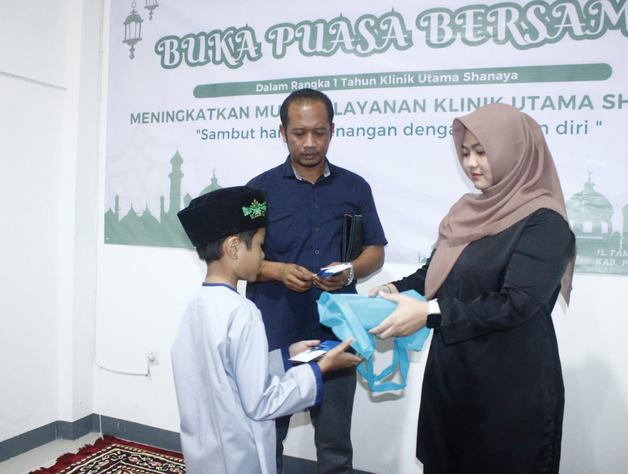 Klinik Utama Shanaya santuni 13 yatim Yayasan Senyum Mandiri