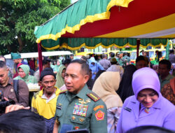 Kunjungan Kerja Panglima TNI ke Tanjungpinang Bagikan Paket Sembako