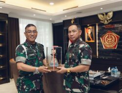 Panglima TNI Terima Pin Gajah Mada, Warga Kehormatan Puspomad