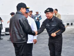 Panglima TNI Sematkan Brevet Kehormatan Hiu Kencana Kepada Presiden RI di atas KRI RJW-992