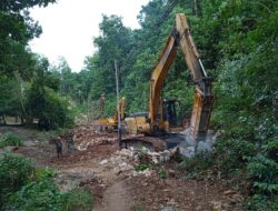 Tembus Medan Terjal Satgas TMMD Ke-122 Kodim 1805/Raja Ampat Coba Selesaikan Pekerjaan Jalan