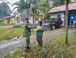 Dukung Program Penurunan Angka Stunting, Babinsa Koramil Mapurujaya Bagikan Susu Kepada Ibu Hamil