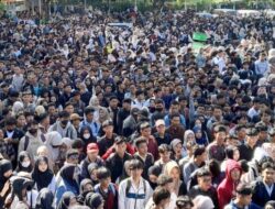 Lautan Manusia Padati Bursa Kerja di Bekasi, Ribuan Pencari Kerja Berdesakan