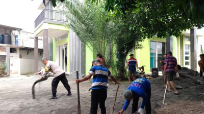 Warga Gelar Kerja Bakti Pemasangan Koblok di Masjid Raya Ar Rahman