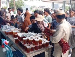 Jumat Berkah: Warga Graha Cipta 5 Tambun Selatan Berbagi Teh Manis Es Segar untuk Jemaah