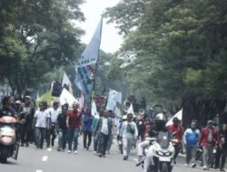 Buruh Kepung Pemkab Bekasi, Tuntut Upah Layak dan Pengadilan Hubungan Industrial