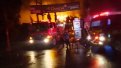 Kebakaran Pabrik Limbah Oli di Karawang, Satu Petugas Damkar Terluka Terjatuh