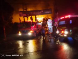 Kebakaran Pabrik Limbah Oli di Karawang, Satu Petugas Damkar Terluka Terjatuh