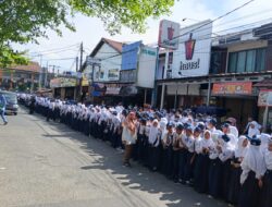 ‎Presiden Prabowo Kunjungi SMPN 4 Bekasi, Ribuan Pelajar Padati Jalan Perumnas 1