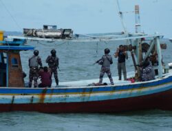 Kerjasama Unsur Laut dan Udara, Tangkap Dua Kapal Pembawa Pasir Timah Ilegal