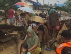 Prajurit TNI Berhasil Evakuasi Warga Banjir Batangtoru, Tapanuli Selatan