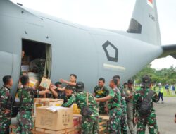 TNI Salurkan Bantuan Logistik ke Wilayah Terisolasi dengan Metode Airdrop