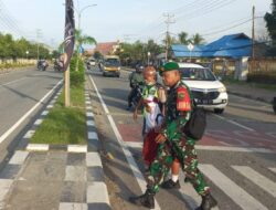 Peduli Keselamatan Anak Sekolah, Secara Rutin Babinsa Koramil Jajaran Kodim 1710/Mimika Bantu Seberangkan Jalan