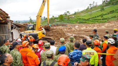 Panglima TNI Tinjau Kondisi Lokasi Longsor Cisarua