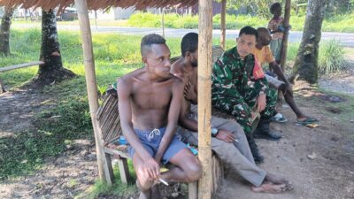 Babinsa Koramil 1710-07/Mapurujaya Laksanakan Komsos dengan Warga