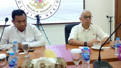 Ketua Harian Kompolnas Arief Wicaksono (kanan) didampingi Kepala Tim Teknis Kompolnas, AKBP Dicky di Ruang Konferensi Kantor Kompolnas Jakarta, Kamis 12 Februari 2026. Foto: Istimewa 