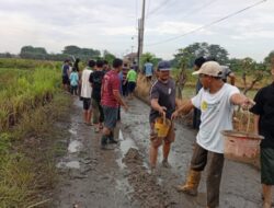 Gotong Royong Warga RT 04 dan RT 05 Uruk Jalan Desa Sumberjaya Kavlingan Tambun Bekasi