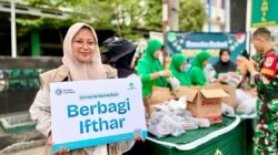 Koramil 02 Pondokgede dan Yayasan Rindang Indonesia Berbagi Takjil di Ramadhan