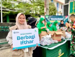 Koramil 02 Pondokgede dan Yayasan Rindang Indonesia Berbagi Takjil di Ramadhan