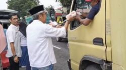Bappeda Bersama Tujuh OPD Takalar Berbagi Takjil di Jalan Jenderal Sudirman