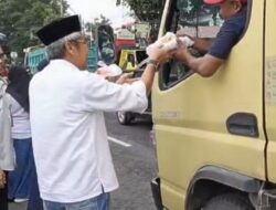Bappeda Bersama Tujuh OPD Takalar Berbagi Takjil di Jalan Jenderal Sudirman