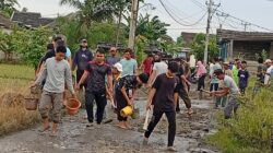 Gotong Royong Warga RT 04 dan RT 05: Nguruk Jalan Desa Sumberjaya Kavlingan Tambun Bekasi