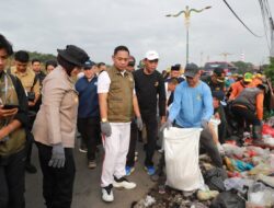 Turun ke Kalimalang, Plt Bupati Bekasi dan Menteri LH Tegaskan Penindakan Pembuang Sampah Liar