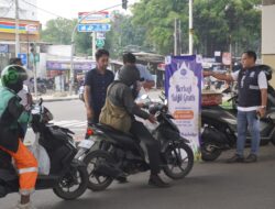 Handy & Partner Law Office Bersama Tim LBH Aadila Anindha Estungkara Bagikan Takjil Gratis