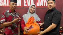 Momen Menjelang Hari Raya DPC PDI Perjuangan Kabupaten Takalar, Memelihara Jaringan Partai Dengan Berbagi Sembako
