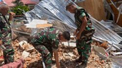 Reaksi Cepat Prajurit TNI Tangani Dampak Gempa M 7,6 di Sulawesi Utara