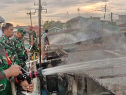 Babinsa Bergerak Cepat Tangani Kebakaran Empat Rumah di Cibarusah