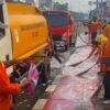 DLH Kabupaten Bekasi Bersihkan Trotoar Pasar Cikarang, Libatkan Hampir 30 Personel