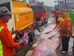 DLH Kabupaten Bekasi Bersihkan Trotoar Pasar Cikarang, Libatkan Hampir 30 Personel
