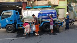 Bantuan Dua Tangki Air Bersih Atasi Krisis Air Warga RW 03 Akibat Normalisasi Saluran