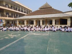 Al Izzah Islamic Boarding School Kibarkan Merah Putih pada HUT ke-81 Kemerdekaan RI