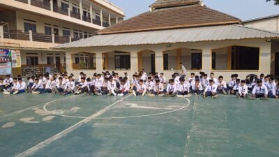 Al Izzah Islamic Boarding School Kibarkan Merah Putih pada HUT ke-81 Kemerdekaan RI