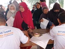3.716 KPM di Sumberjaya Terima Bantuan Beras 30 Kg dari Bulog