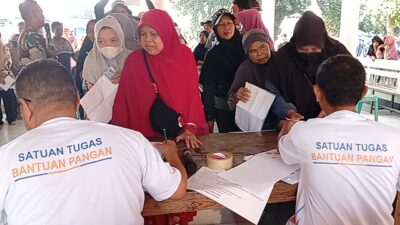 3.716 KPM di Sumberjaya Terima Bantuan Beras 30 Kg dari Bulog