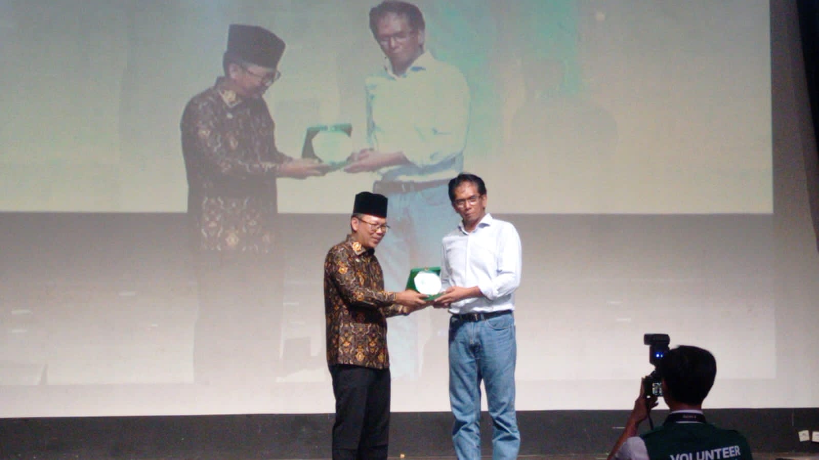 Ketua Umum Yayasan Rindang Indonesia M Adhie Pamungkas (kiri) menyerahkan penghargaan kepada Penasihat dan Pecinta Yatim Rindang Indonesia; Aswar Wahab, P.D.A. Foto : Inpopedia